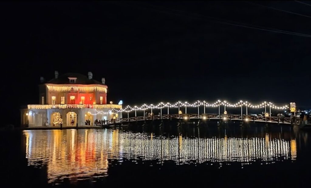 Casina Vanvitelliana illuminata per il Natale